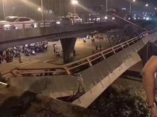 突发！货车超载致高架桥垮塌，现场惨烈