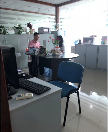 方案一:清淡食物享美味 三伏天气温不断升高,空气湿度加大,许多人没有食欲,这时尝试多吃一些清淡食物,不仅可以促进食欲,还能防病。 清淡饮食能清热、防暑、敛汗、补液,还能增进食欲。多吃新鲜蔬菜瓜果,既可满足所需营养,又可预防中暑。主食以稀为宜,如绿豆粥、莲子粥、荷叶粥等。还可适当喝些清凉饮料,如酸梅汤、菊花茶等。另外,吃些醋,既能生津开胃,又能抑制杀灭病菌,预防胃肠道病。 专家强调:“清淡”实质是少用油,绝不是不沾荤腥。夏季更应注意蛋白质的摄入,每日摄入量在70至90克为宜,且最好一半以上为鱼、虾、瘦肉、鸡肉、鸭肉、蛋、奶和豆制品等易被人体消化和吸收的优质蛋白质。 方案二:两素同补可防病 三伏天天气闷热,随着人体汗液的大量排出,造成身体内部各种营养物质,特别是无机盐的大量消耗;再加上食欲不振,活动减少,整个人的身体状况处于相对低下的水平,摄入减少而消耗增多,故不少人体重下降,引发疾病。因此,注意补充维生素和微量元素是维护健康的重要一环。 炎夏人体新陈代谢加快,容易缺乏各种维生素。此时,可选择一些富含维生素和钙的食物,如西瓜、黄瓜、番茄、豆类制品、动物肝肾等,也可以饮用一些果汁,如橙汁、柠檬汁、番茄汁等既可补充维生素,还可帮助消化、健脾开胃、提高食欲。 此外,出汗多也会导致体内的钾离子丧失过多,具体的症状是人体倦怠无力、食欲不振。新鲜蔬菜和水果中含有较多的钾,因此可酌情吃一些桃、李等水果,而蔬菜中的青菜、大葱、芹菜、毛豆等含钾也很丰富。 方案三:苦味食物不能少 许多人认为苦味食物算不上美味,不过它却是夏日的健康食品。苦味食物中所含的生物碱具有消暑清热、促进血液循环、舒张血管作用。 三伏天气里吃些苦味食物,或饮用一些啤酒、咖啡等苦味饮料,不但能清除人的烦恼、提神醒脑,还可以增进食欲、健脾利胃。 但是,吃苦味食物也要因人而异。一般说来,老人和小孩的脾胃多虚弱,故不适宜过多食用苦味食物。患有脾胃虚寒、脘腹冷痛、大便溏泄的病人不宜食用苦味食物,否则会加重病情。 4 方案四:清新绿茶可消暑 炎热的午后,喝一口清香的绿茶,不仅清热消暑,还能解毒止渴,实在是夏季养生的上乘之选。 每喝三杯以上绿茶的老人,不仅患老年痴呆症的几率较低,他们在总体的记忆力、注意力上,要明显高于平时喝绿茶较少或不喝绿茶的人。喝绿茶具有养生、抗癌、坚固牙齿、保护毛细血管以及提神的作用。另外,绿茶还含有大量的钾,大量出汗后饮绿茶可以帮助身体补充流失的钾,提高耐热能力。